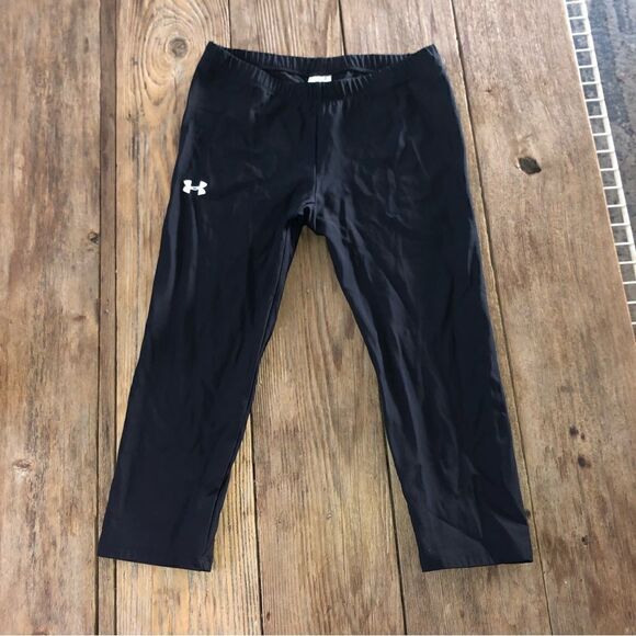 💕5️⃣ Under armor crop black leggings says Med but I think small x-small - Picture 3 of 3